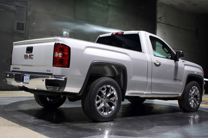 I want that bumper, and those wheels in stock 22".